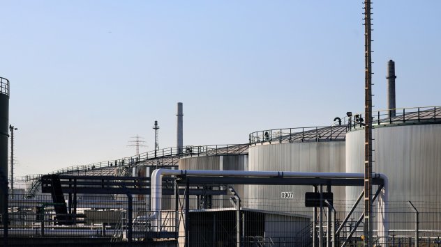 Петролът увеличи загубите поради опасения че бързото премахване на политиката