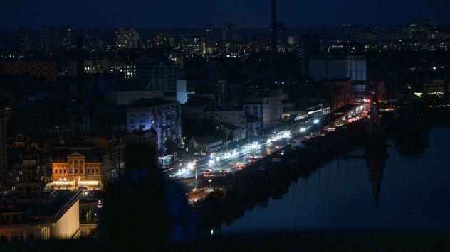 Градът в тъмнина по време на спиране на тока в Киев, Украйна, в понеделник, 2 септември 2024 г. Според правителствени оценки редовно изстрелваните от Русия безпилотни самолети и ракети са повредили около 50% от предвоенните мощности за производство на електроенергия в Украйна. Снимка: Олга Ивашченко/Bloomberg