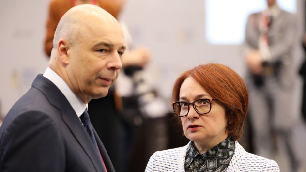 Министърът на финансите на Русия Антон Силуанов разговаря с Елвира Набиулина, управител на централната банка. Снимка: Bloomberg LP