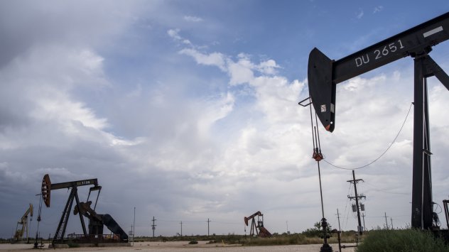 Петролът скочи след допълнителни признаци на затягане на ключови пазари