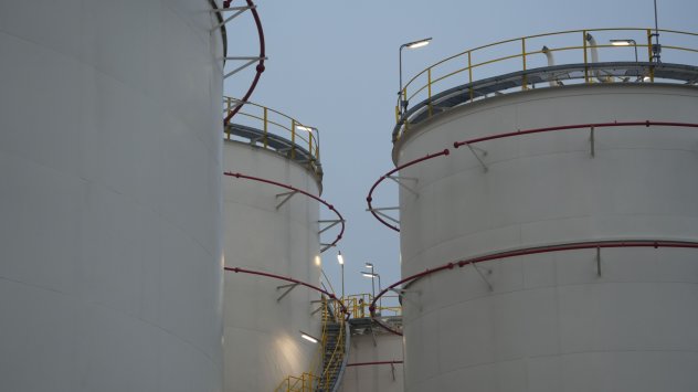 Цените на петрола бяха стабилни тъй като инвеститорите претегляха перспективите