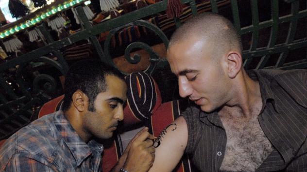 Рами Хана от Египет татуира турист. Снимка: Dana Smillie/Bloomberg News