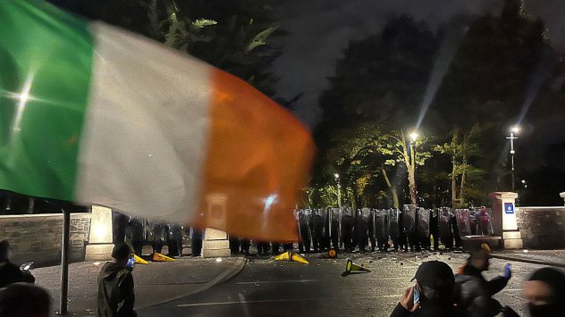 Протестиращите се изправят срещу полицейски кордон по време на демонстрация пред хотел, в който са настанени търсещи убежище, в Ситиуест, Ирландия, на 21 октомври. Снимка: Bloomberg LP