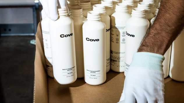 Бутилката за вода Cove представлява тънък здрав яйчно бял цилиндър с