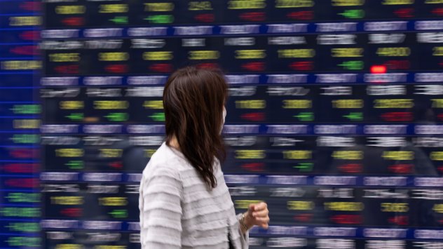 Азиатските акции се понижиха докато американските фючърси се повишиха на