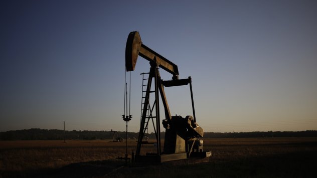 Цената на петрола спадна заедно с други ключови суровини, тъй