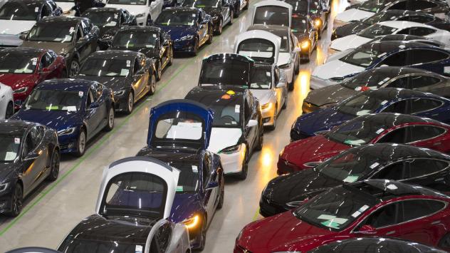 Новият Tesla Model X (SUV) и Tesla Model S във фабриката на Tesla Motors Inc. в Тилбург, Холандия. Снимка: Jasper Juinen/Bloomberg