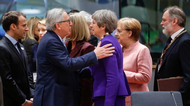 Жан-Клод Юнкер, президент на ЕК (вляво), разговаря с британския премиер Тереза Мей по време на срещата на върха на ЕС в Брюксел на 22 март 2018. Снимка: Dario Pignatelli/Bloomberg