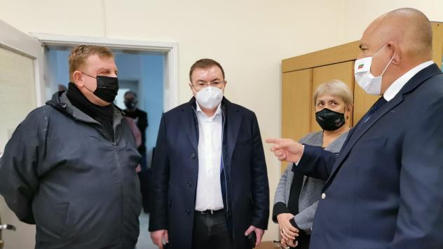 Министърът на отбраната Красимир Каракачанов, министърът на здравеопазването Костадин Ангелов и премиерът Бойко Борисов. Снимка: Министерски съвет