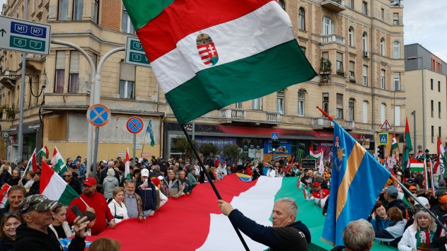 Поддръжници на премиера Виктор Орбан развяват унгарски знамена по време на митинг в Будапеща, Унгария, в четвъртък, 23 октомври 2025 г. Митингите се провеждат в ден, който е с голямо символично значение за Унгария, тъй като отбелязва годишнината от неуспешната революция срещу съветското господство през 1956 г. Снимка: Акос Стилер/Bloomberg