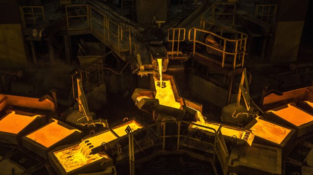 Медта спадна под $8,000 поради опасения, свързани с Китай