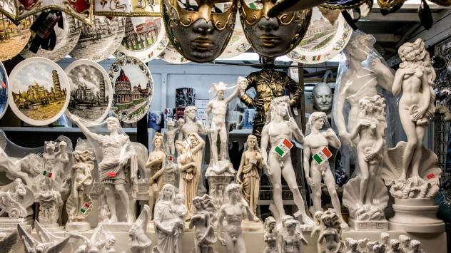 Магазин за сувенири в Пиза, Италия; Photographer: Alberto Bernasconi/Bloomberg