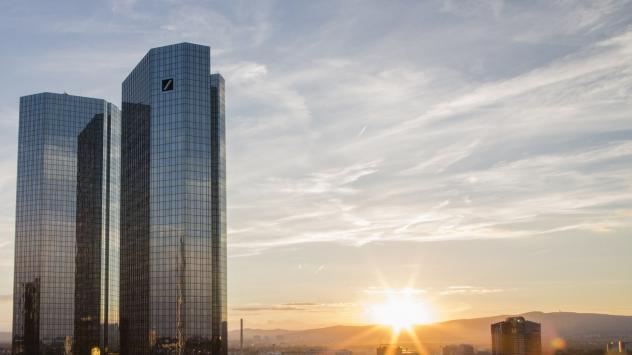 Централата Дойче банк във Франкфурт, Германия на фона на залязващото слънце; Photographer: Martin Leissl/Bloomberg