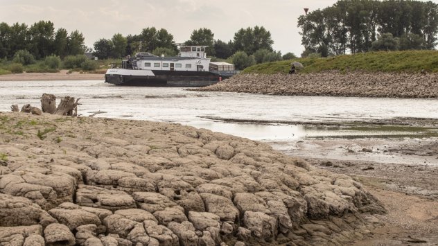 Нивата на водата на река Рейн ще паднат опасно близо