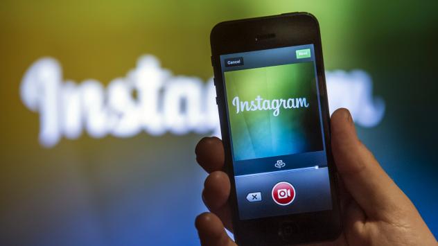 Служител на Facebook Inc. показва новата функционалност на Instagram на презентация в седалището на компанията в Менло Парк, Калифорния на 20 юни 2013. Photographer: David Paul Morris/Bloomberg