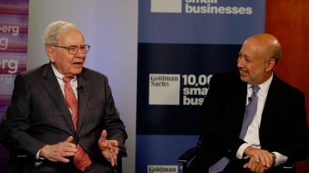 Уорън Бъфет, главен изпълнителен директор на Berkshire Hathaway Inc в ляво и Лойд Бланкфейн главен изпълнителен директор на Goldman Sachs Group Inc. в Детройт, Мичиган на 18 септ.2014, снимка: Jeff Kowalsky/Bloomberg