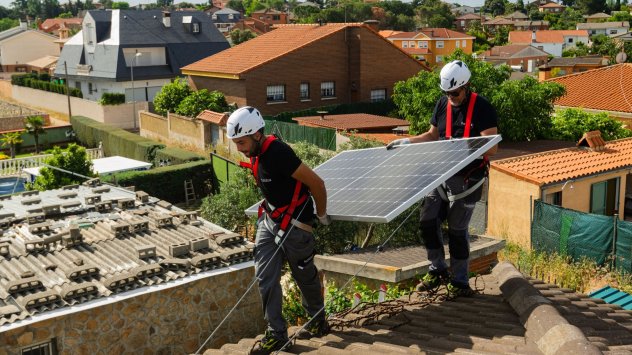 Десетки хиляди соларни панели стоят неизползвани в складове в цяла