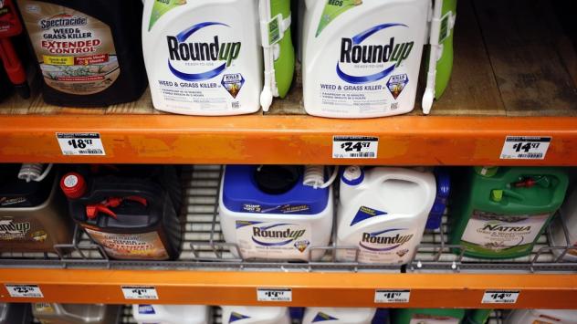 Бутилки с най-известния препарат на Monsanto Co. - „Roundup“ в магазин за пестициди в Луисвил, Кентъки, САЩ, в понеделник, 25 февруари, 2019 година. Снимка: Luke Sharrett/Bloomberg