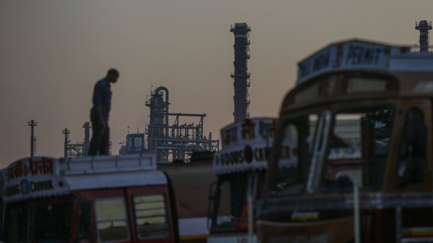 Индия играе все по-важна роля на световните петролни пазари, като