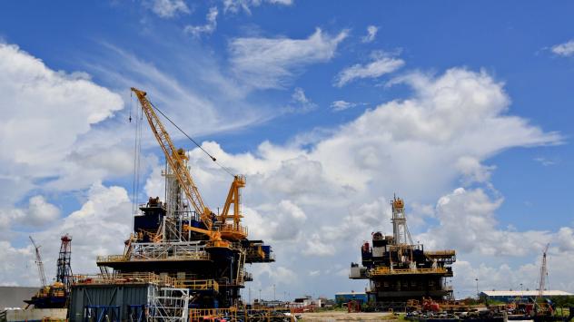 Нефтени платформи на пристанище Иберия в щата Луизиана, САЩ Photographer: Derick E. Hingle/Bloomberg