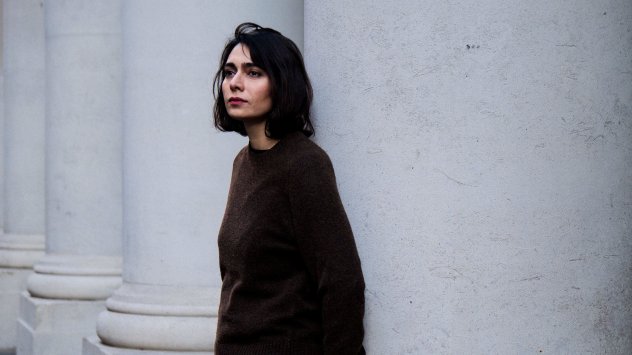 Пега Ахангарани прелиства стари семейни снимки когато попадна на една