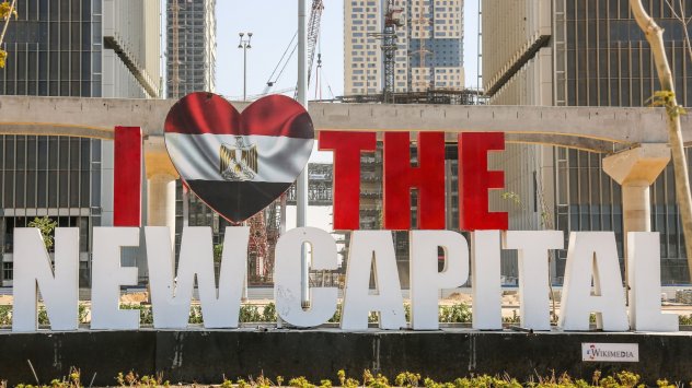 В пустинна равнина на 60 километра източно от центъра на