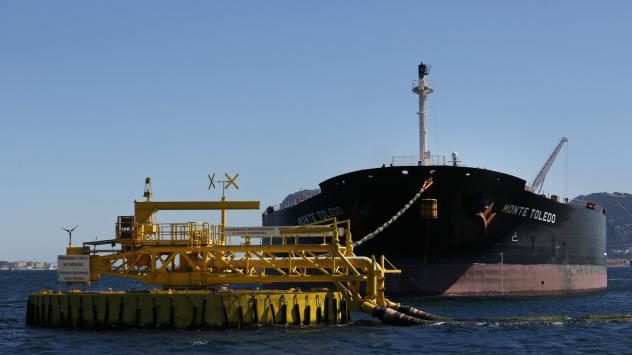 Танкерът Monte Toledo, натоварен с ирански петрол за CEPSA, Испания. 6/3/2016. Photographer: Luke MacGregor/Bloomberg