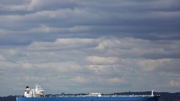 Танкер на изчакване на пристанище на река Делауеър в един от петролните терминали в Маркус Хук, Пенсилвания, САЩ, 8 април 2016. Снимка: Luke Sharrett/Bloomberg