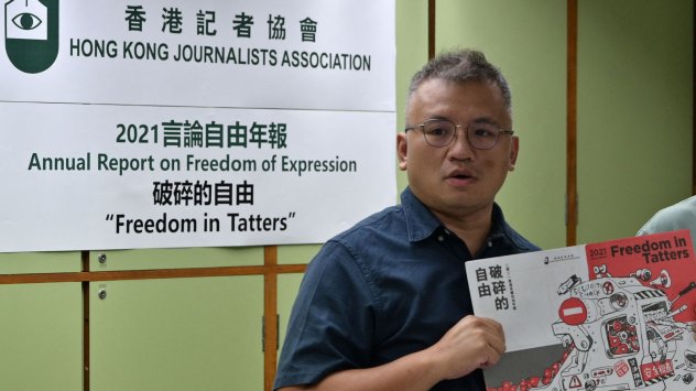 Най големият останал новинарски източник в Хонконг беше затворен след като