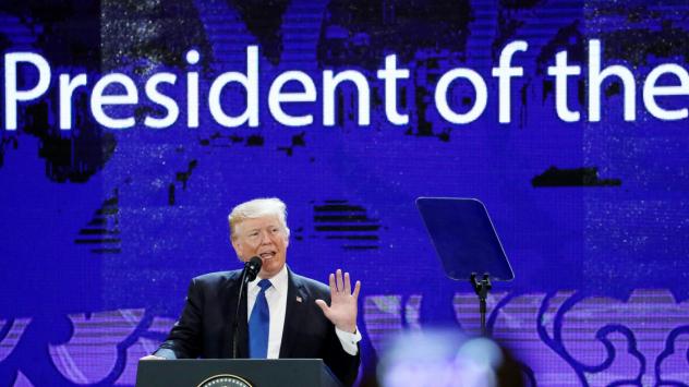 Президентът на САЩ Доналд Тръмп пред срещата на лидерите на Азиатско-Тихоокеанското сътрудничество в Дананг, Виетнам. 10 ноември 2017. Photographer: SeongJoon Cho/Bloomberg