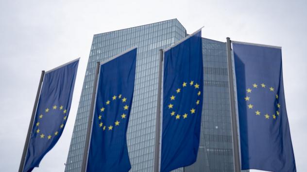 Знамената на ЕС пред ЕЦБ във Франкфурт, Германия. 13 септември 2018. Photographer: Jasper Juinen/Bloomberg
