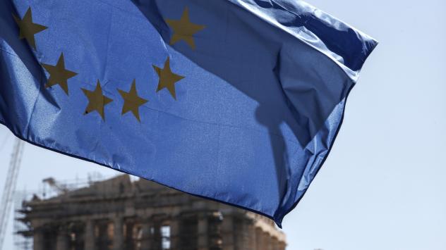 Знамето на ЕС на фона на Патнеона в Атина, Гърция. 8/7/2015. Photographer: Yorgos Karahalis/Bloomberg 