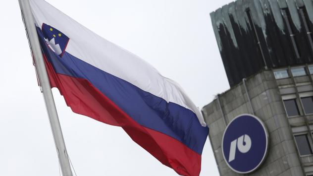 Словенското знаме пред централатана Нова люблянска банка. Снимка: Chris Ratcliffe/Bloomberg