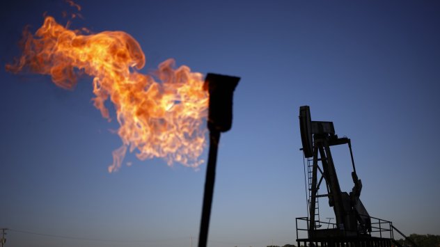 Петролът поскъпна след колебливата сесия в понеделник когато инвеститорите претегляха