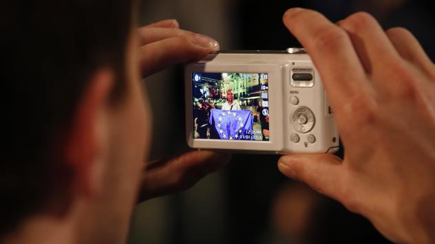 Мъж снима човек с европейското знаме Снимка: Simon Dawson/Bloomberg