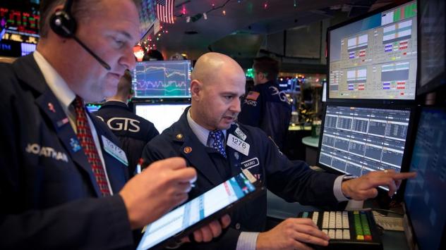 Dow Jones заличава 800 пункта за минути заради страх от втора вълна на пандемията