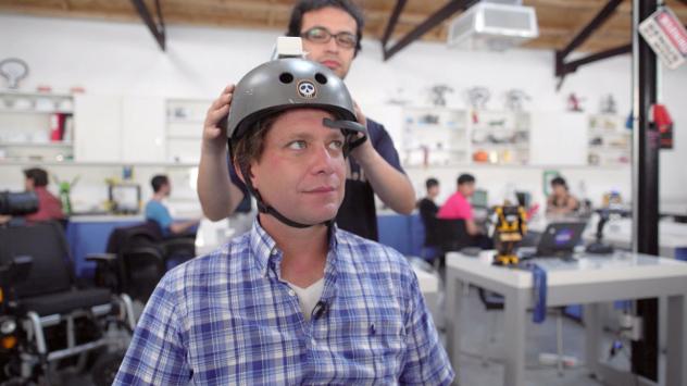 Ашли Ванс в инвалидна количка, контролирана с жестове и движения. 12.12.2016. Снимка: Bloomberg