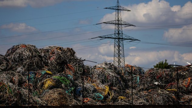  Купища електрически кабели в склад за скрап в завода на Salzgitter AG в Залцгитер, Германия. Снимка: Криштиан Боци/Bloomberg