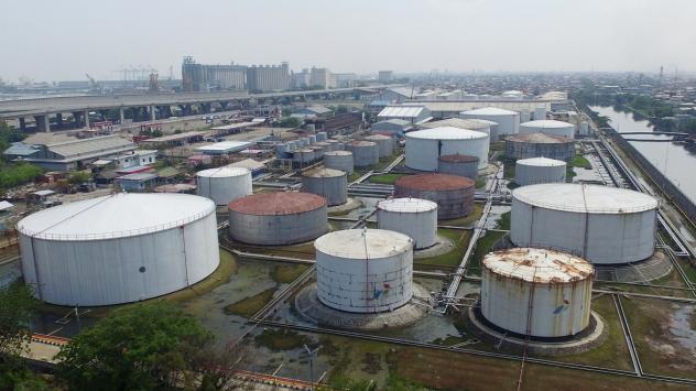 Петролни хранилища в Индонезия. снимка: Bloomberg