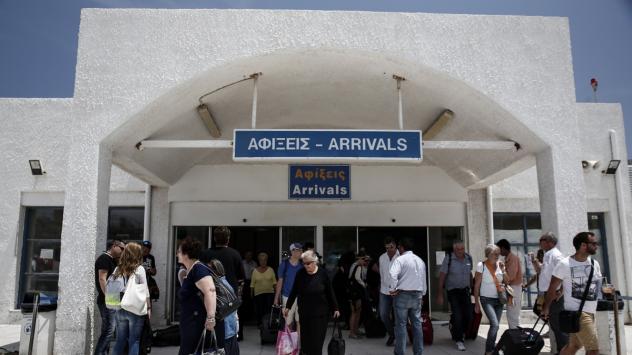 Летището в Санторини. снимка: Йоргос Карахалис/Bloomberg