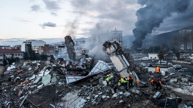 Турция обяви тримесечно извънредно положение в десетте района засегнати най силно
