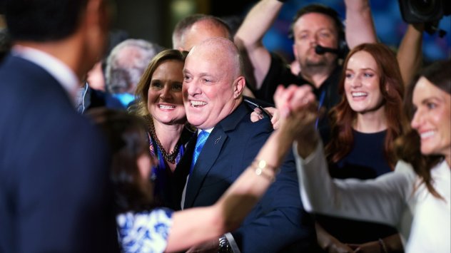 Кристофър Лаксън, в центъра, празнува със свои поддръжници в Окланд на 14 октомври.