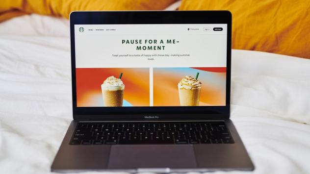 Starbucks също спря рекламите си във всички социални медии