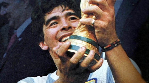 Тениската носена от Диего Марадона когато отбеляза два от най известните