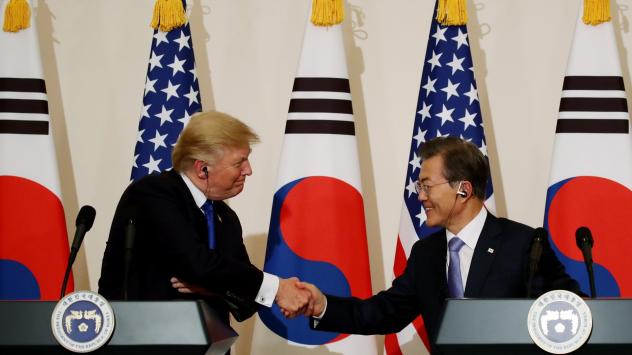 Президентът на САЩ Доналд Тръмп и президентът на Южна Корея Мун Дже-ин се ръкуват по време на пресконференция в президентския Син дом в Сеул, 7 ноември 2017. Снимка: SeongJoon Cho/Bloomberg