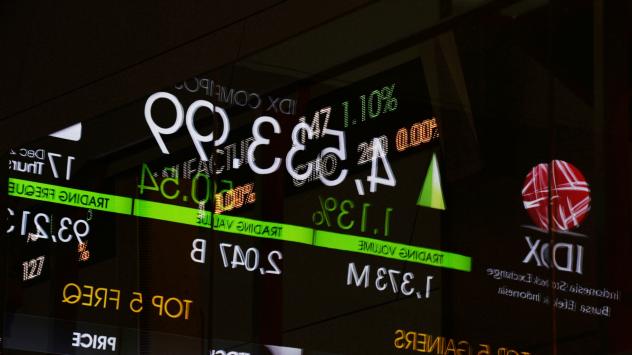 Индонезийската фондова борса, IDX, Джакарта, 17 декември 2015.  Photographer: Dimas Ardian/Bloomberg