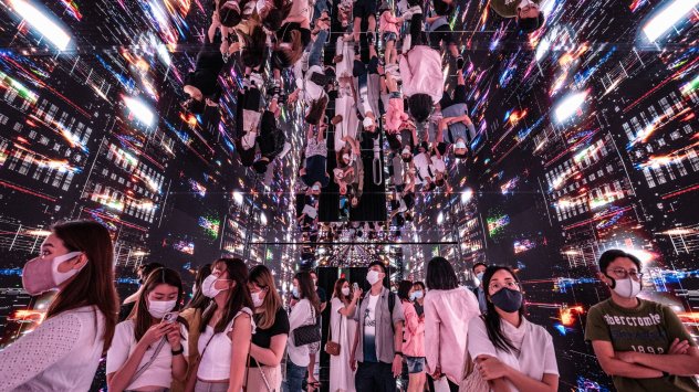 Около 20 30 вечерта в началото на миналия декември британските телевизионни