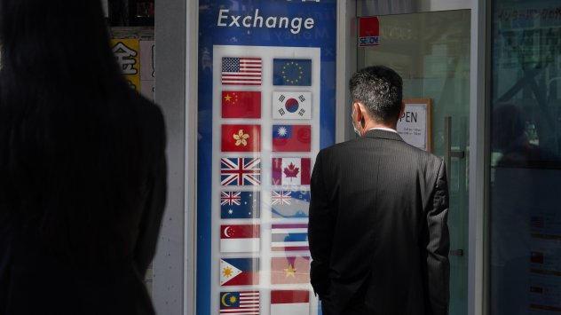 Еврото се понижи до 20 годишно дъно спрямо щатския долар тъй