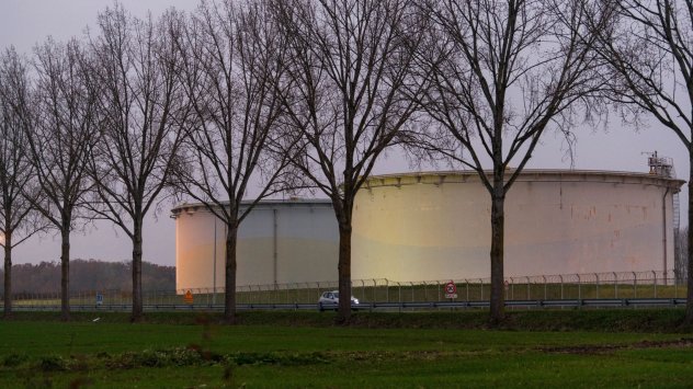 Цените на петрола се колебаеха тъй като инвеститорите претегляха последиците