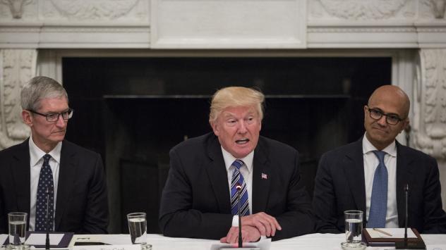 Доналд Тръмп, президент на САЩ, Тим Кук, изп. дир. на Apple Inc. (ляво) и Сатя Надела, изп. дир. на Microsoft Corp. по време на American Technology Council, 19.06.2017. Снимка: Zach Gibson/Bloomberg